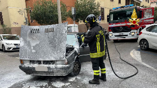 Ancona - Incendio di auto in via Volterra, intervengono i vigili del fuoco